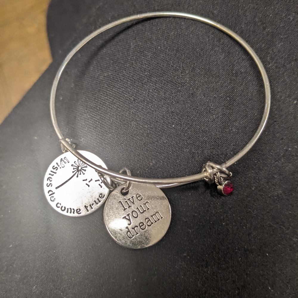 Expandable bracelet with two dream charms